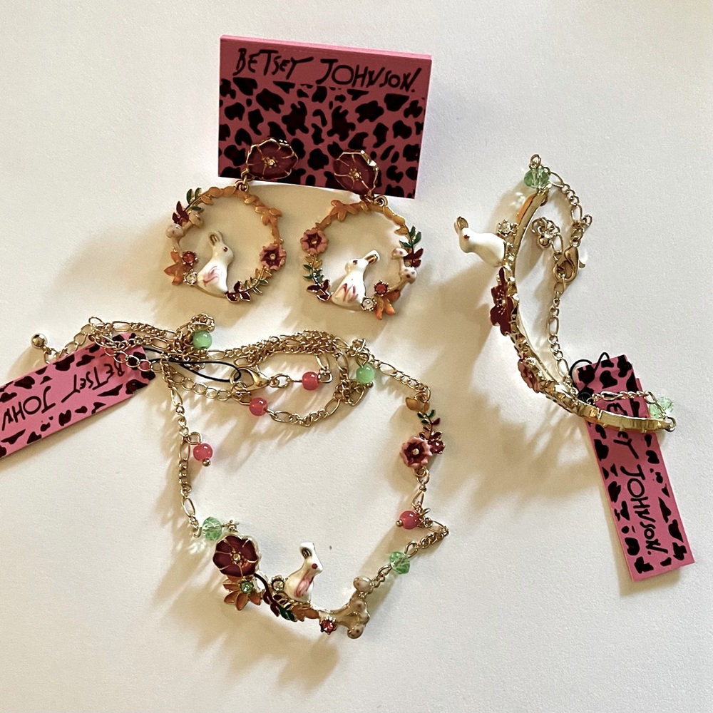 This delightful, delicate set, just like the Les Nereides